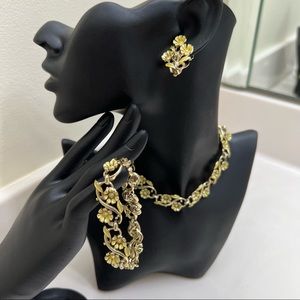 Vintage Yellow Daisy Necklace, Bracelet, and Earring Ensemble